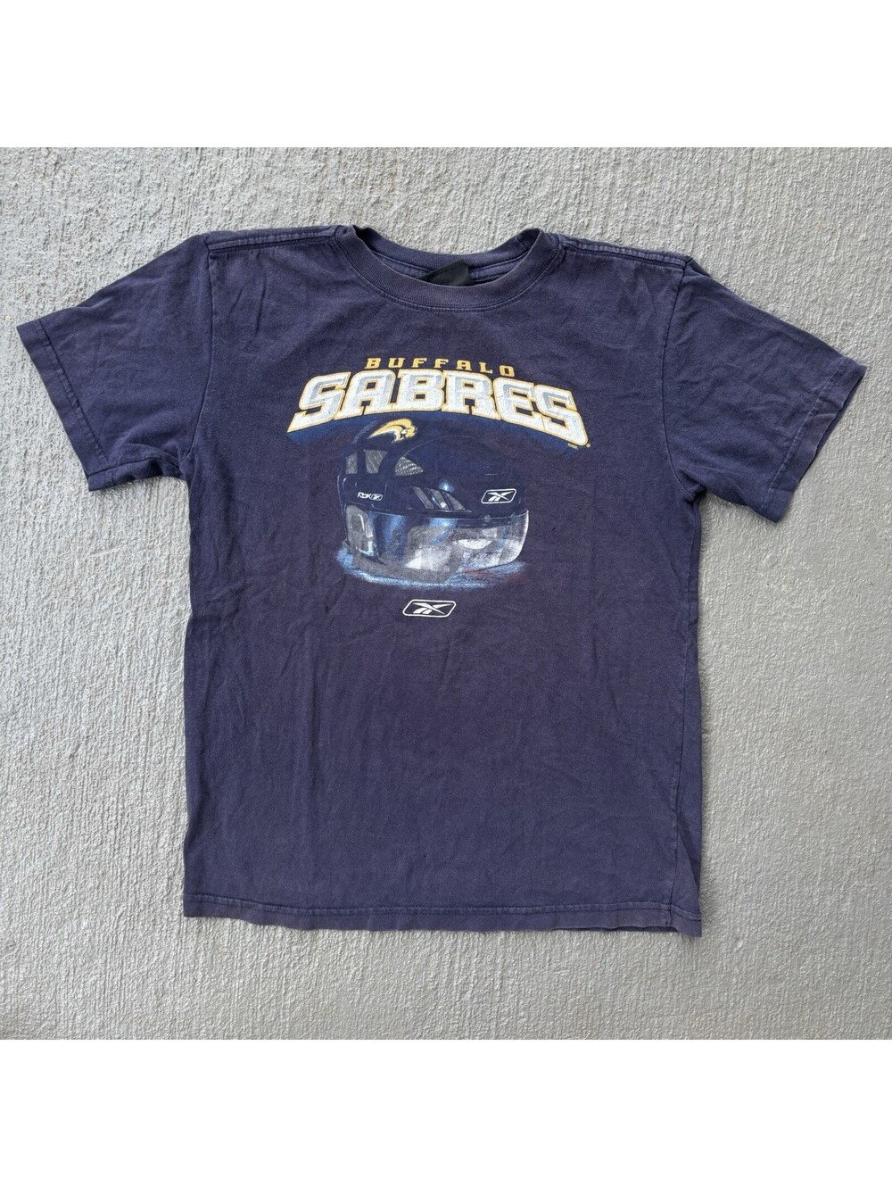 Buffalo sabers Reebok NHL big helmet shirt 100% Cotton YOUTH medium 10-12